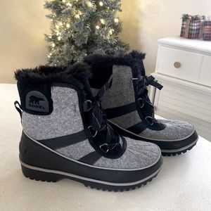 SOREL snow boots. Women’s size 7. Snow/water proof. Perfect condition!!